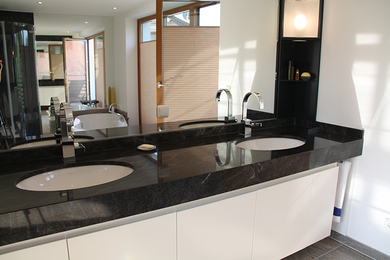 Waschtisch "American Black" im Badezimmer - Praxl Natursteinhandel GmbH
